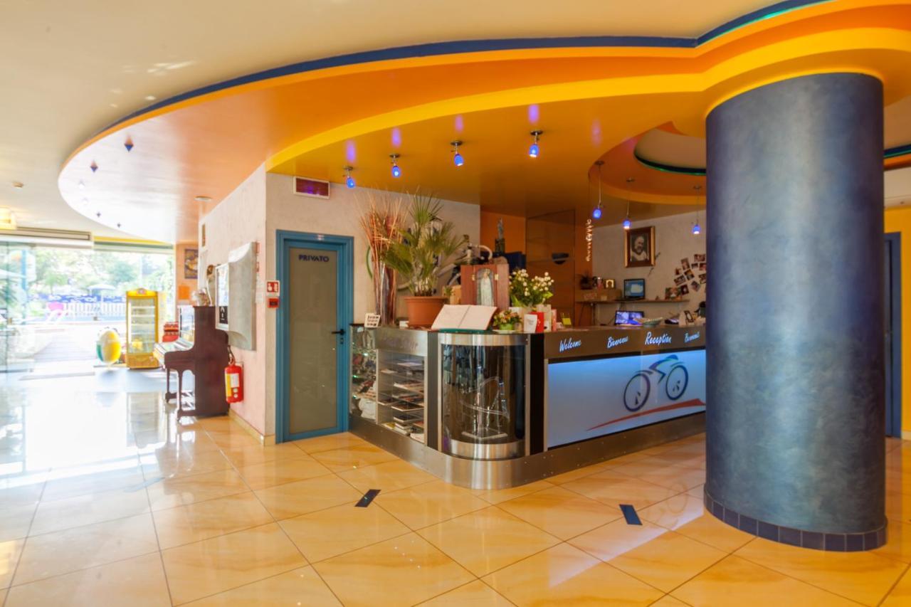 Hotel Senior Cattolica Buitenkant foto